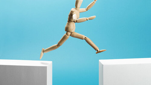 Gliederpuppe-ueber-Abgrund-67573707-FO-C-Schueßler