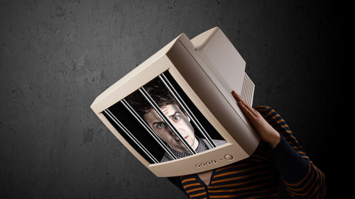 MMonitor-Kopf-hinter-Gittern-81091412-FO-ra2-studio