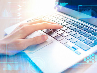 Hand-auf-Laptop-192694598-FO-peshkova