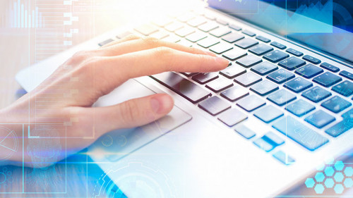 Hand-auf-Laptop-192694598-FO-peshkova