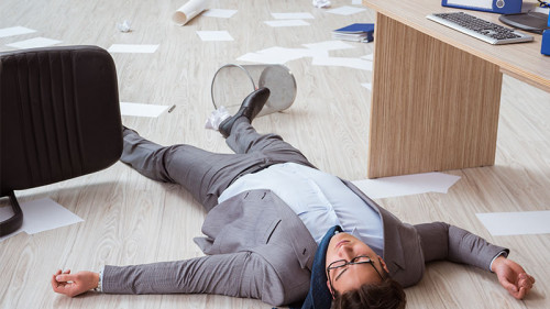 Anzugtraeger-ohnmaechtig-Buero-160659514-FO-Elnur