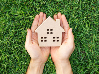 Haus-in-Haenden-140398590-FO-weerapat1003