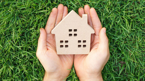 Haus-in-Haenden-140398590-FO-weerapat1003