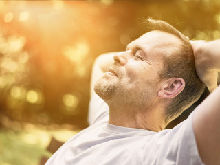 Mann-entspannt-189305936-FO-reichdernatur