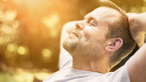 Mann-entspannt-189305936-FO-reichdernatur