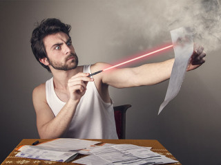 Mann-zerstoert-Papier-192392065-FO-Teodor-Lazarev