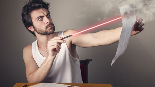 Mann-zerstoert-Papier-192392065-FO-Teodor-Lazarev