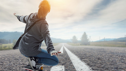 Frau-auf-Skateboard-225822867-FO-Sergey-Nivens