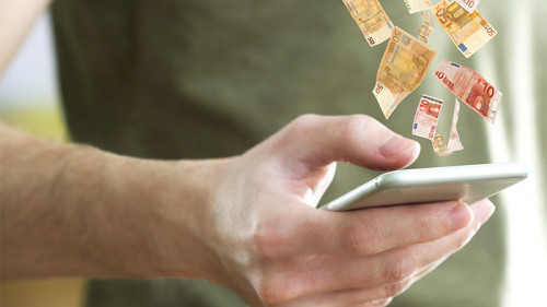 Geldscheine-aus-Smartphone-111257557-FO-Africa-Studio