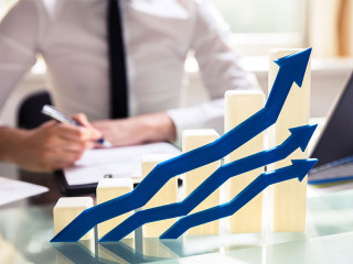 Anzugtraeger-Buero-Pfeile-210281346-FO-Andrey-Popov