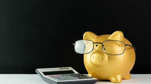 Sparschwein-Taschenrechner-115789129-FO-Kenishirotie