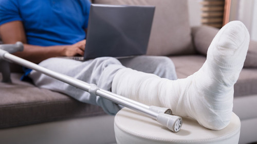 Mann-Gips-Bein-187860407-FO-Andrey-Popov