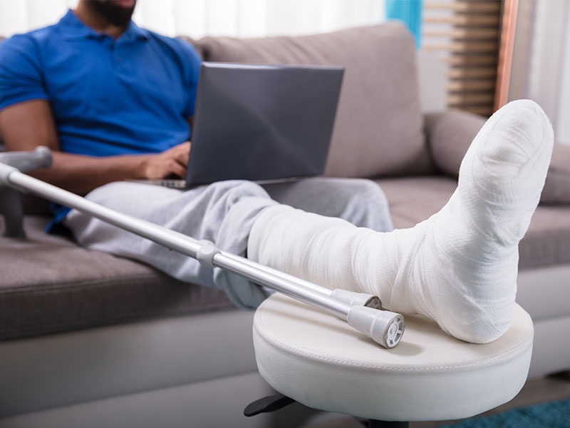 Mann-Gips-Bein-187860407-FO-Andrey-Popov