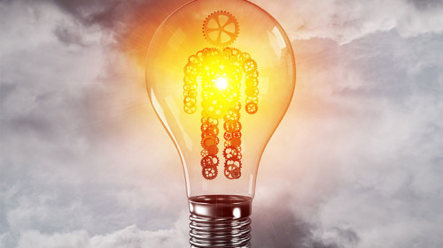 Zahnrad-Mensch-in-Gluehbirne-210360434-FO-adam121