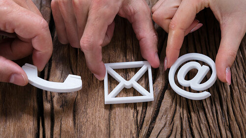 Haende-Telefon-Mail-at-207356904-FO-Andrey-Popov