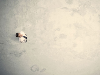 Einsamer-Anzugtraeger-171917154-FO-ra2-studio