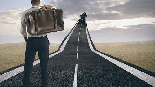 Anzugtraeger-Koffer-Fahrbahn-48083124-FO-alphaspirit