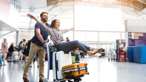Paar-Flughafen-Gepaeck-165420649-FO-YakobchukOlena