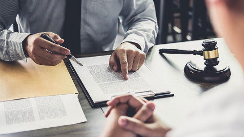 Anzugtraeger-Richterhammer-Papier-196632447-FO-Freedomz