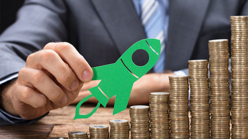 Anzugtraeger-Rakete-Muenzstapel-169076145-FO-Andrey-Popov