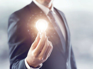 Anzugtraeger-Gluehbirne-174048027-FO-oatawa