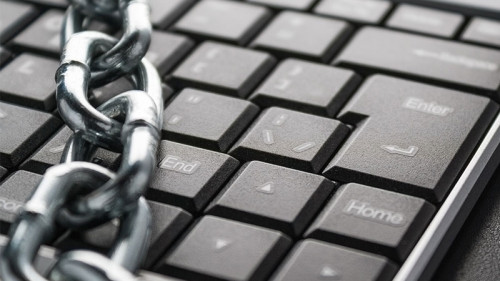 Kette-auf-Tastatur-162163759-FO-Alexander