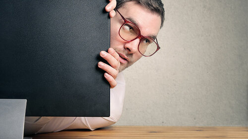 Anzugtraeger-hinter-Bildschirm-79721914-FO-olly