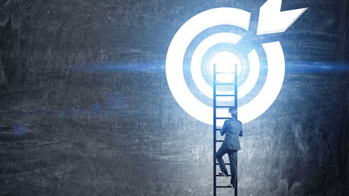 Anzugtraeger-auf-Leiter-Zielscheibe-Pfeil-113715957-FO-denisismagilov