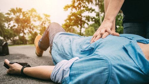 Mann-Frau-erste-Hilfe-182735346-FO-spkphotostock