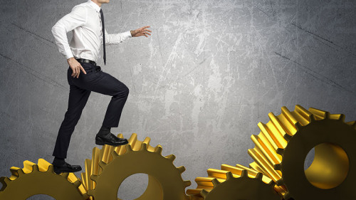 Anzugtraeger-auf-Zahnraedern-189184800-FO-tiero