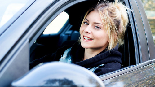 Junge-Fahrerin-in-Auto-198008715-FO-Paolese