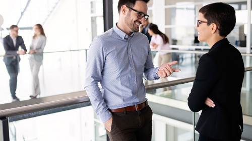 Anzugtraeger-Anzugtraegerin-Buero-223502941-FO-nd3000