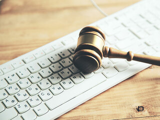 Richterhammer-auf-Tastatur-220298435-FO-Tiko