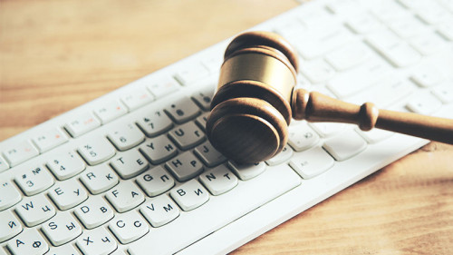 Richterhammer-auf-Tastatur-220298435-FO-Tiko