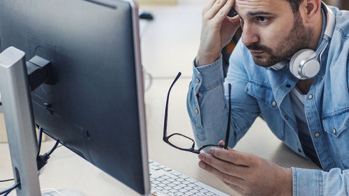 Mann-verzweifelt-Bildschirm-198180748-FO-Jelena