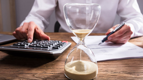 Anzugtraeger-Taschenrechner-Sanduhr-200480589-FO-Andrey-Popov