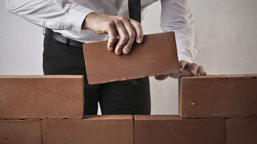 Anzugtraeger-Mauer-61935333-FO-olly