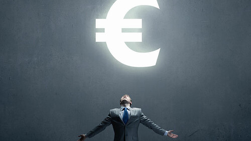Anzugtraeger-Euro-Symbol-92181987-FO-Sergey-Nivens