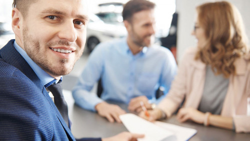 Autohaendler-Paar-140783901-FO-gpointstudio