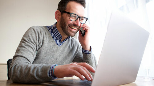 Mann-Handy-Laptop-208405194-FO-mimagephotos