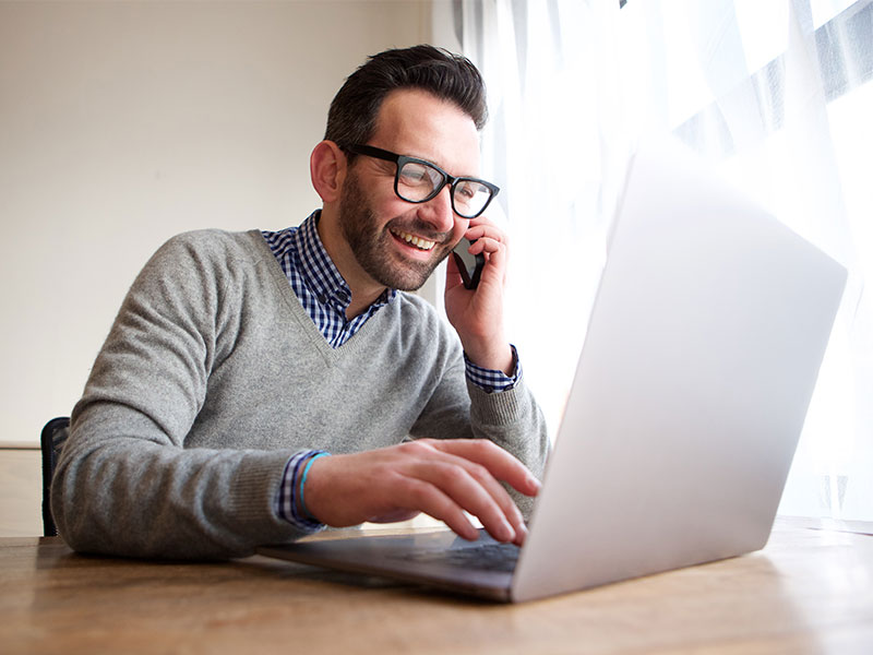 Mann-Handy-Laptop-208405194-FO-mimagephotos