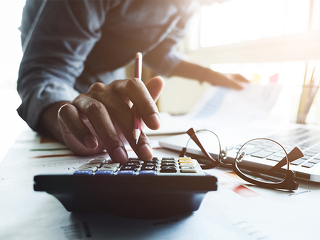 Anzugtraeger-Taschenrechner-172585744-FO-Natee-Meepian