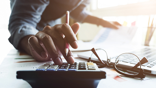 Anzugtraeger-Taschenrechner-172585744-FO-Natee-Meepian