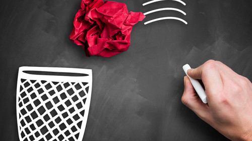 Hand-Kreide-Tafel-Papierkorb-zerknuellt-66449754-FO-fotogestoeber