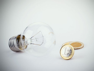 Gluehbirne-Euro-63743319-FO-v-poth