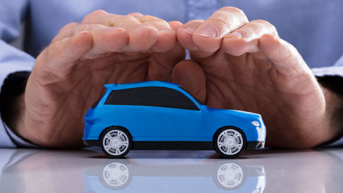 Anzugtraeger-Haende-Auto-200475866-FO-Andrey-Popov