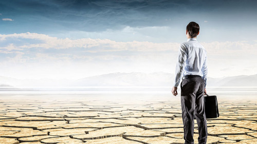 Anzugtraeger-Wueste-165798894-FO-Sergey-Nivens