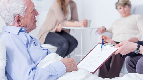 Senior-Papier-unterschreiben-110864398-FO-Photographee-eu