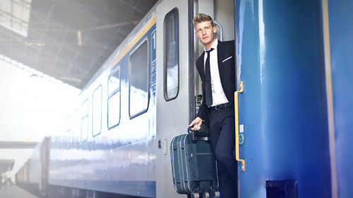 Anzugtraeger-steigt-aus-Zug-142476603-FO-olly