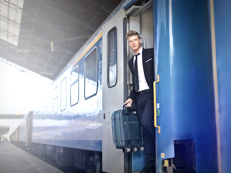 Anzugtraeger-steigt-aus-Zug-142476603-FO-olly